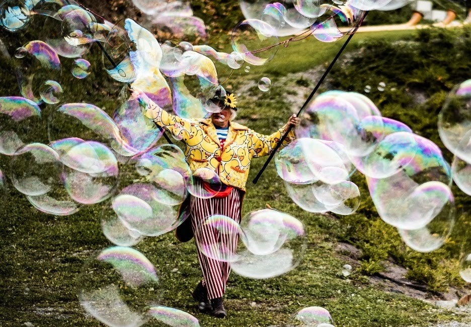 Clown Moki mit Seifenblasen
